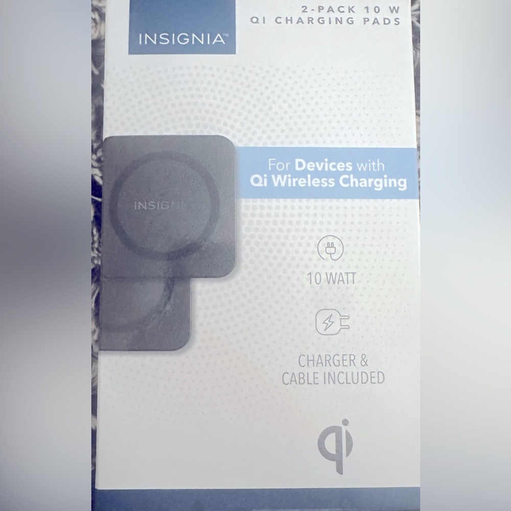 NWT - INSIGNIA 2-PACK 10W QI CHARGING PADS CHARGER AND CABLE INCLUDED -BRAND NEW